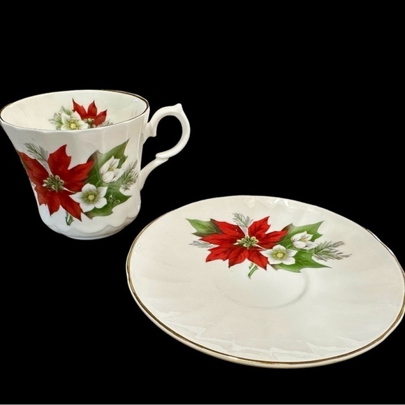 ROYAL VICTORIAN, FINE BONE CHINA, RED & WHITE POINSETTIA TEA CUP & SAUCER. - Picture 4 of 7